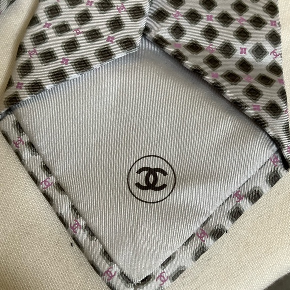 CHANEL Silk Classic CC Logo Design - Picture 5 of 6